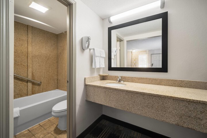 Days Inn by Wyndham Canton