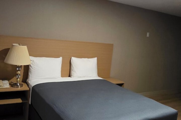 Parkway Motel & European Lodges