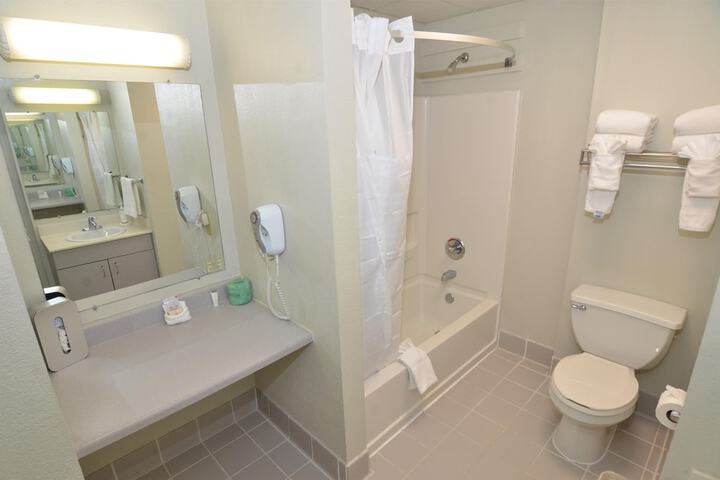 Days Inn & Suites by Wyndham Jekyll Island