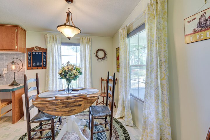 Sunny Florida Escape w / Screened-in Patio & Grill!