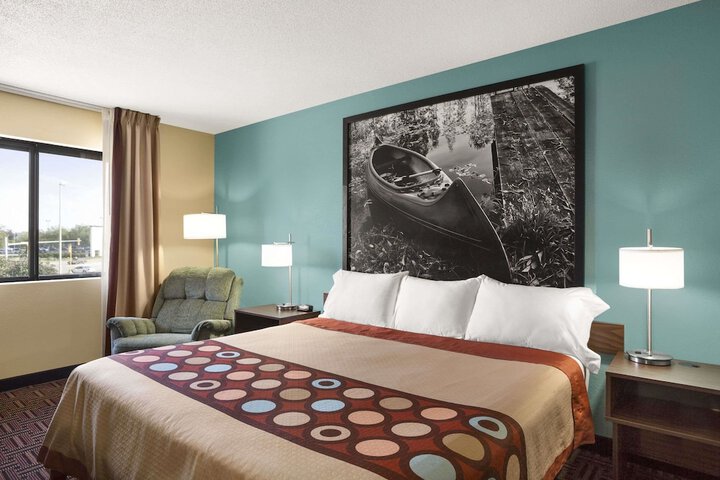 Room 11 of 16