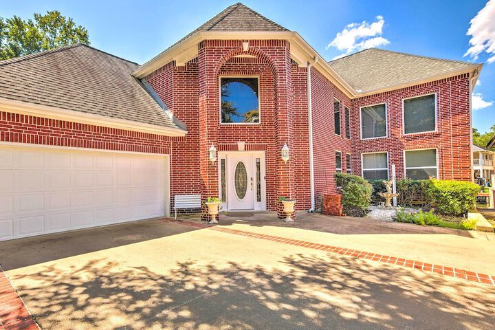 Beautiful Montgomery Home w / Lakefront Deck!