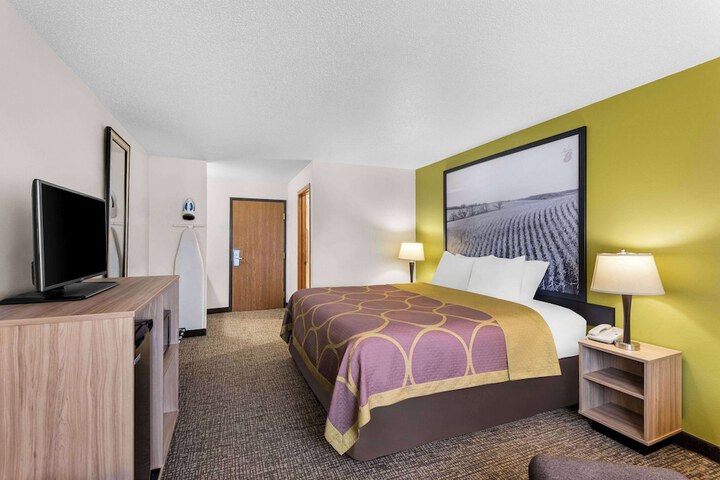 Super 8 by Wyndham Oelwein