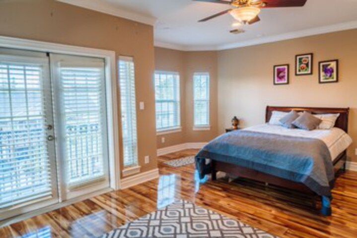 Spacious Kemah Boardwalk Townhome VR