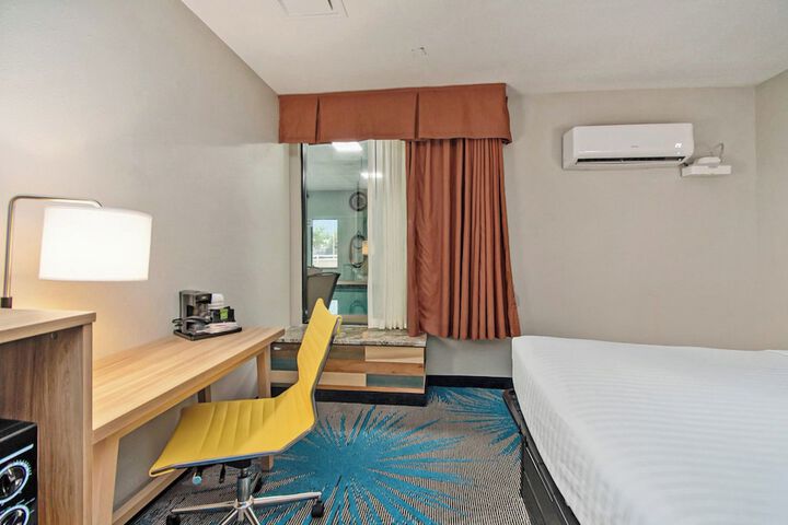 Days Inn & Suites by Wyndham Mt. Pleasant