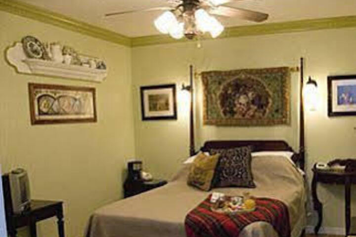 LITTLE ENGLISH GUESTHOUSE BED AND BREAKF