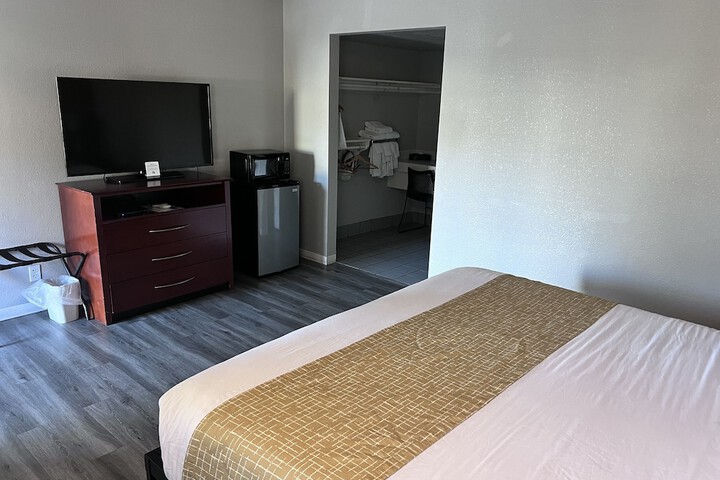 Room 17 of 34