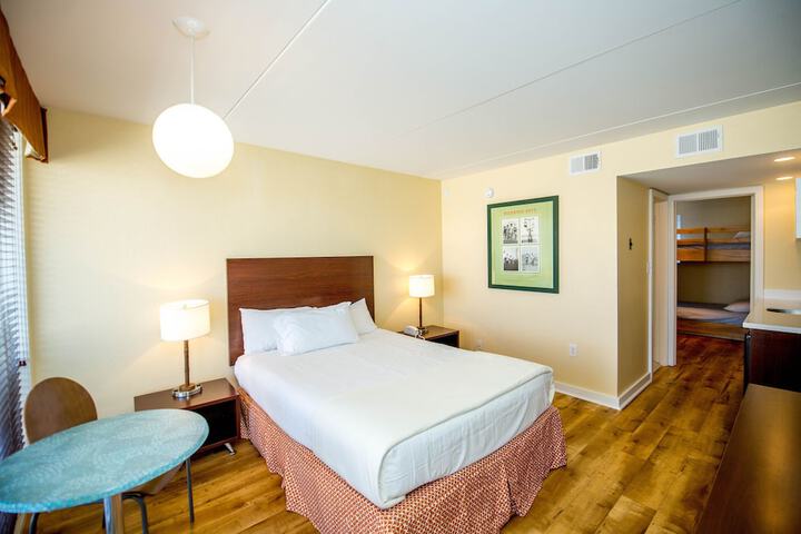 Room 8 of 33