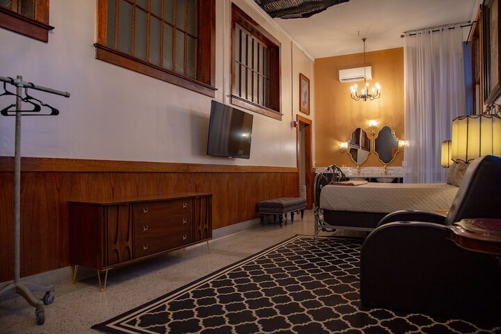 Room 31 of 185