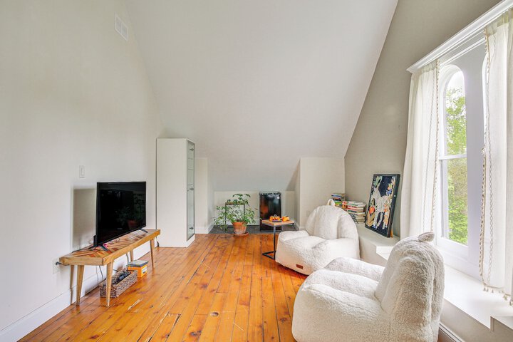 Walk to Downtown: Pet-friendly Millerton Home!