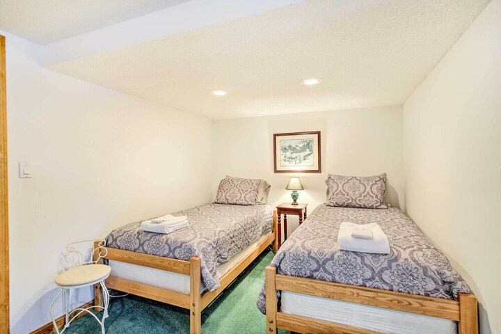 3 Mi to Attitash Resort: Condo w / Mtn Views!