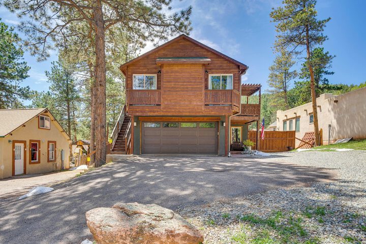 Woodland Park Apartment: Forest Views + Deck!