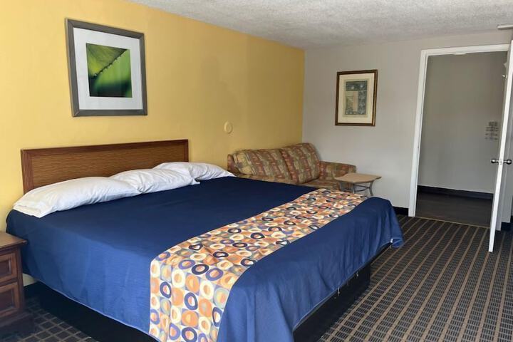 Room 4 of 8