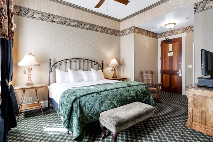 Room 43 of 128