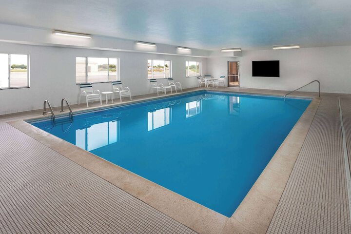 Days Inn & Suites by Wyndham Morris / I-80