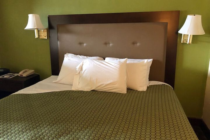 Room 9 of 16