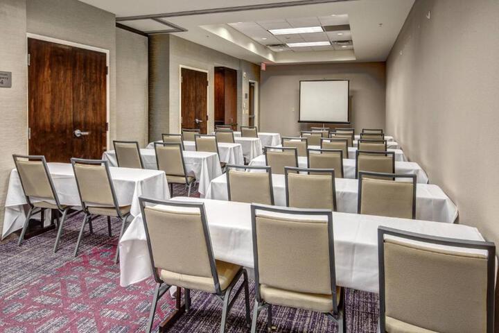Courtyard by Marriott Kansas City Country Club Plaza