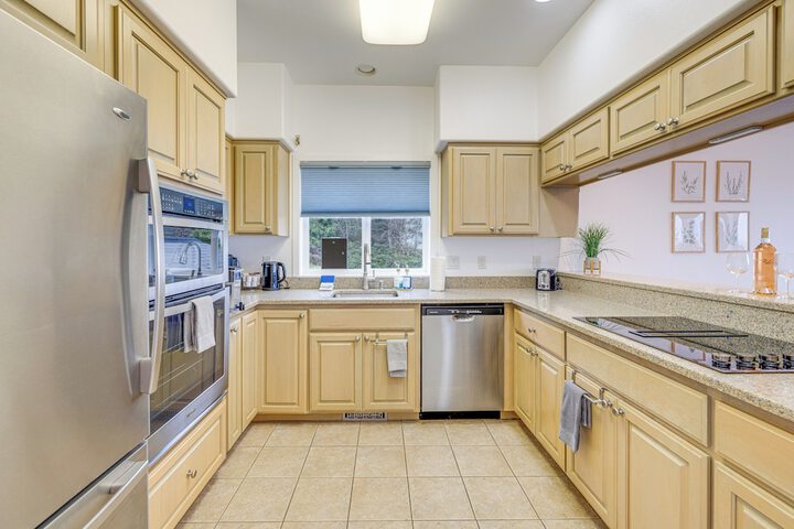 Lovely Rockaway Beach Home w / Pacific Ocean Views!