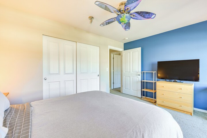 Spacious Kent Home Near Seatac Airport w / Patio