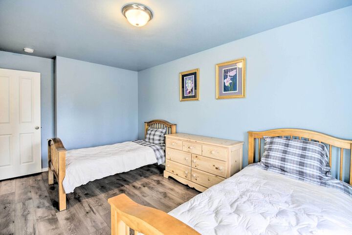 Pet-friendly Poulsbo Abode w / Mountain Views!