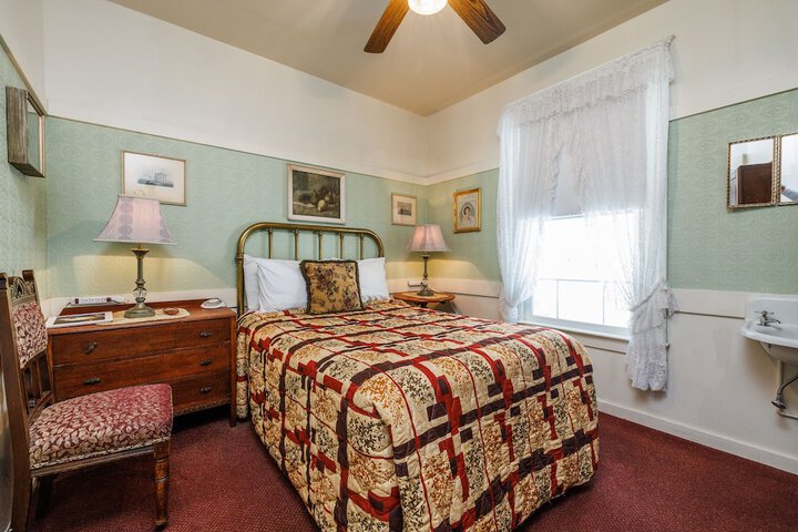Room 16 of 82