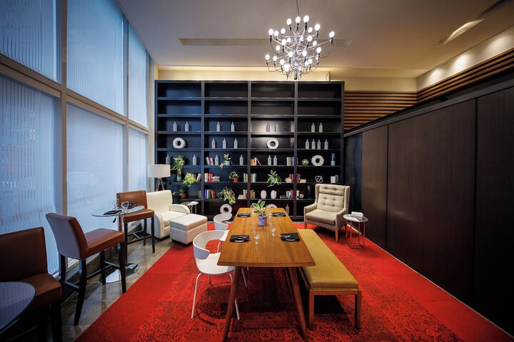 Lounge 32 of 33