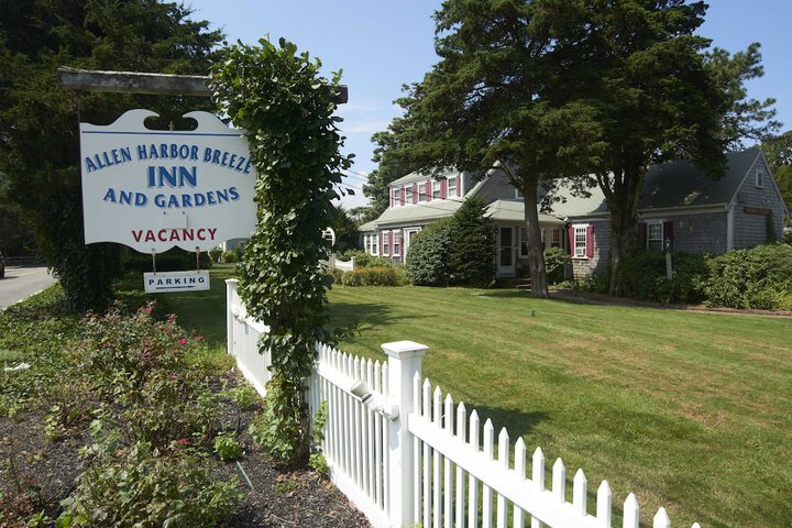 Allen Harbor Breeze Inn & Gardens