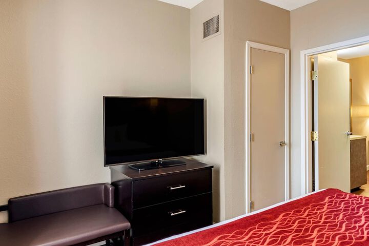 Comfort Inn & Suites near Six Flags