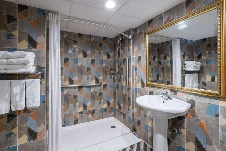 Days Hotel by Wyndham North Bergen / NYC Area