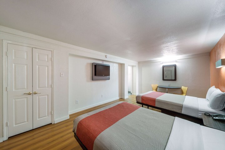 Motel 6 Dallas TX - Farmers Branch