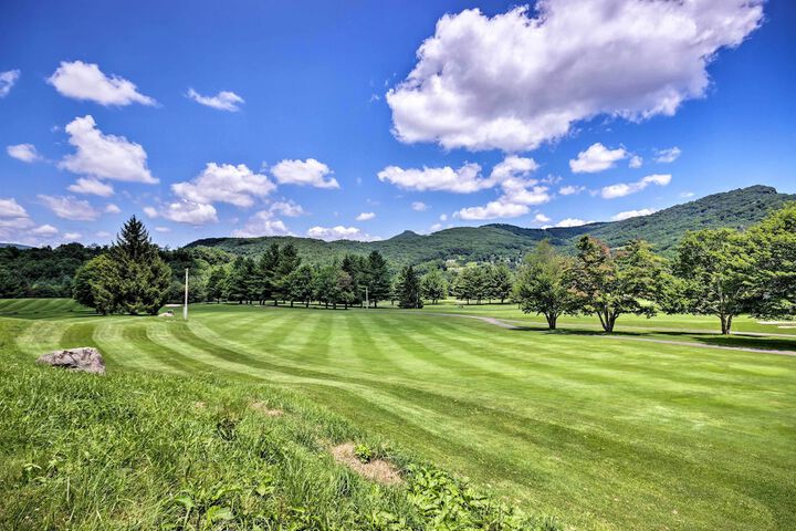 Slope-side Sugar Mountain Retreat 1 / 2 Mi to Resort