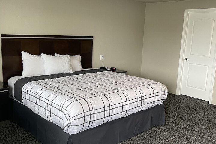Room 6 of 12