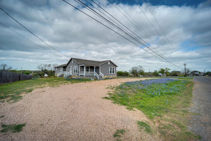 Pet-friendly Texas Retreat w / Deck & Gas Grill!