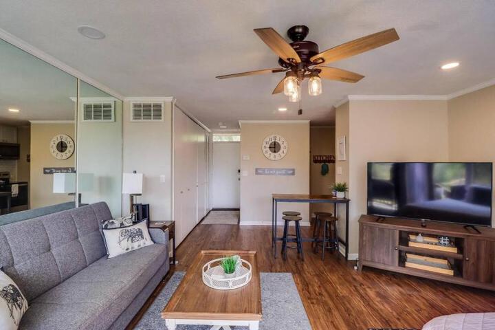Lakeside Villa - Quite Location walk to the Country Club