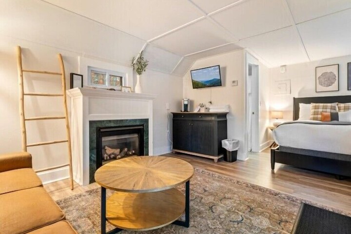 The Aurora Inn & Cottages