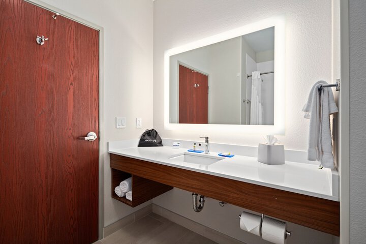 Room 32 of 82