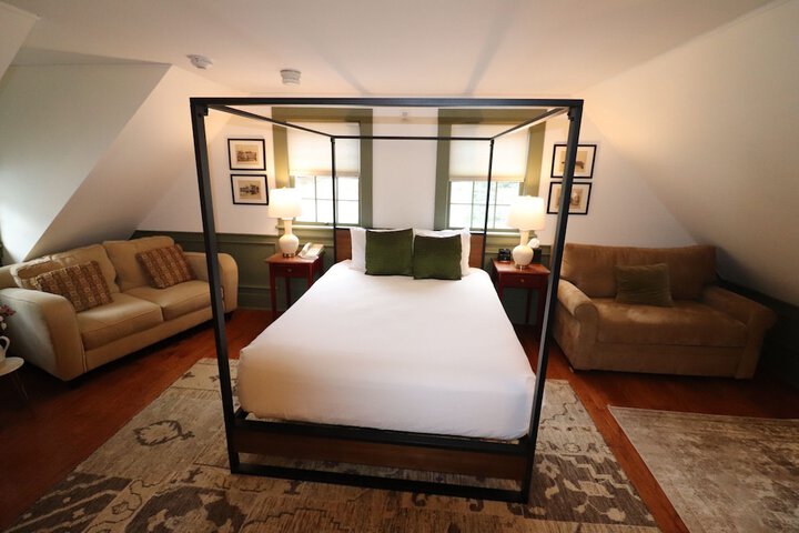 Room 103 of 144