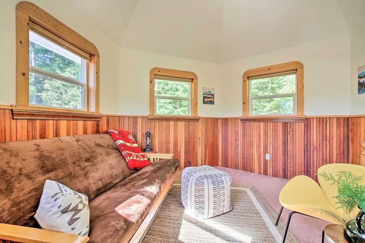 Cozy black Bear Retreat by Mount Rainier!