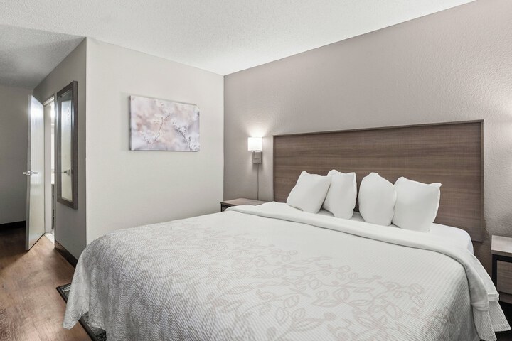 Red Roof Inn PLUS+ Belleville