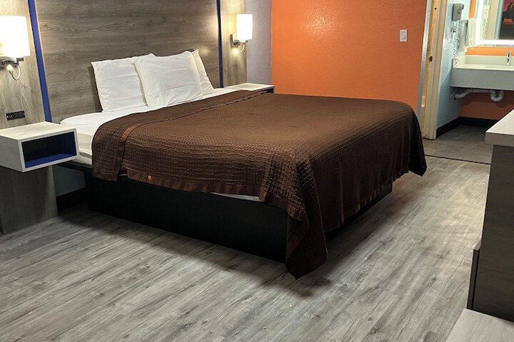Room 10 of 18