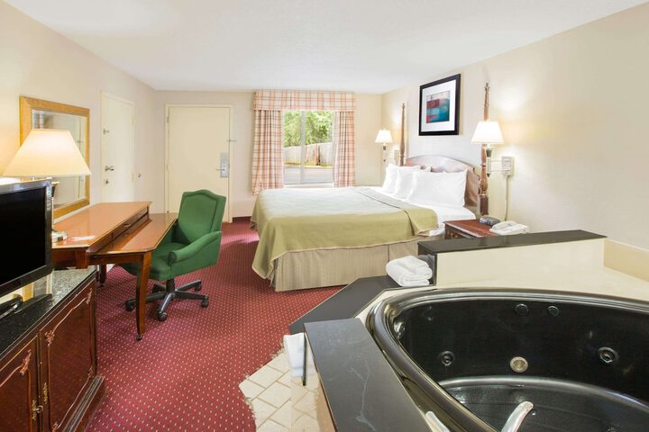 Room 10 of 23