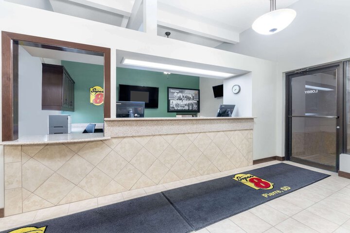 Super 8 by Wyndham Pierre SD