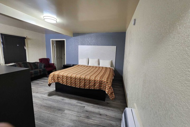 Room 21 of 38
