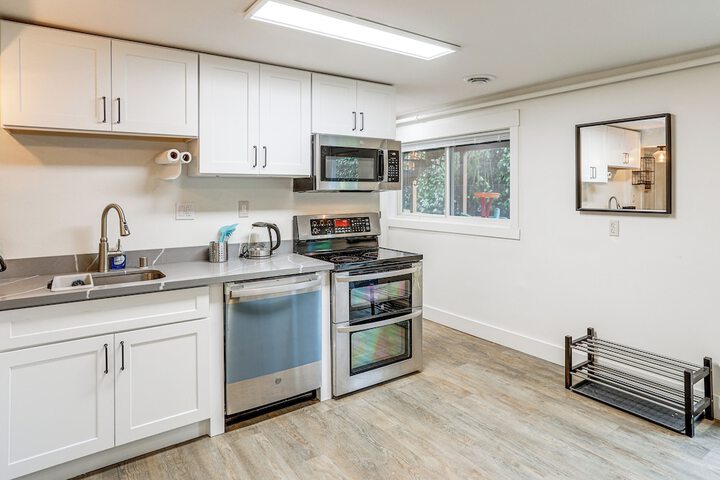 Walk to Beach & Lake Access: Cozy Redmond Apt!