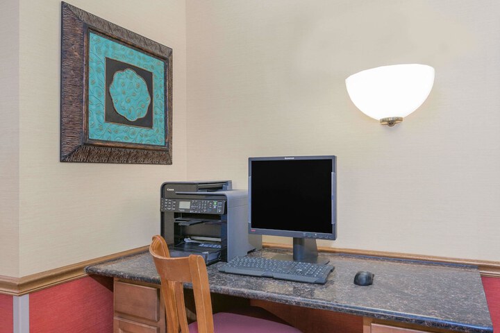 Super 8 by Wyndham Marshalltown