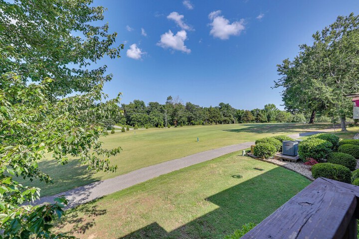 Bella Vista Home w / Deck + Trails: on Golf Course!