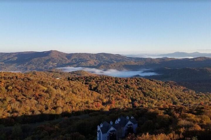 Uhost AI 2BR Condo Scenic Mountain Retreat