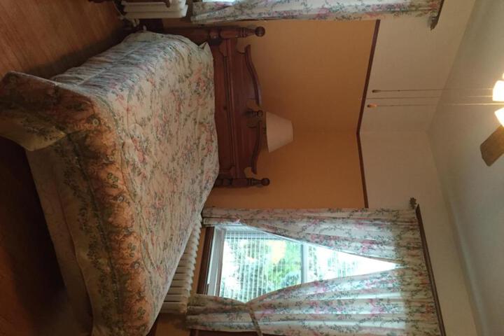 Le Petit Château Montebello B & B