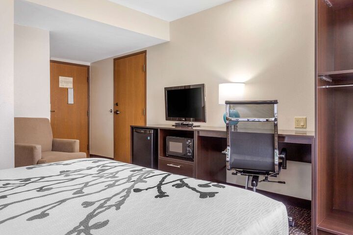 Room 32 of 46