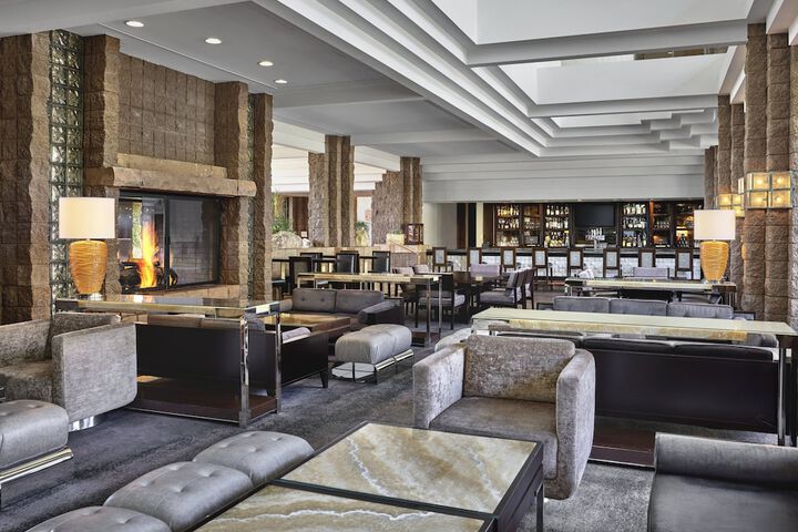 Lounge 84 of 105